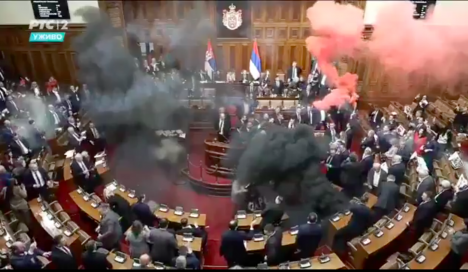 Diputados opositores en Serbia lanzan granadas de humo dentro del Parlamento