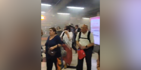 Pasajeros de estación Baquedano reportaron humo en L1 y 5: Metro reporta que controló la situación