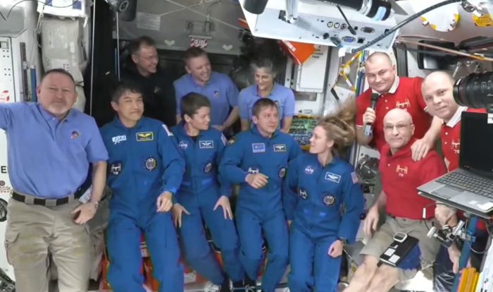 Los astronautas varados de la NASA reciben la nave para volver a la Tierra