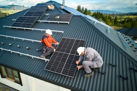 Paneles solares con baterías: la alternativa energética ante los cortes de luz en Chile