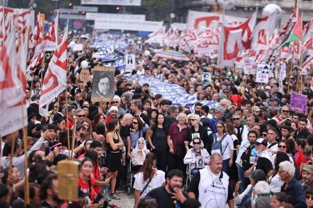 Masiva marcha por la memoria rechaza el negacionismo del Gobierno de Milei sobre la dictadura