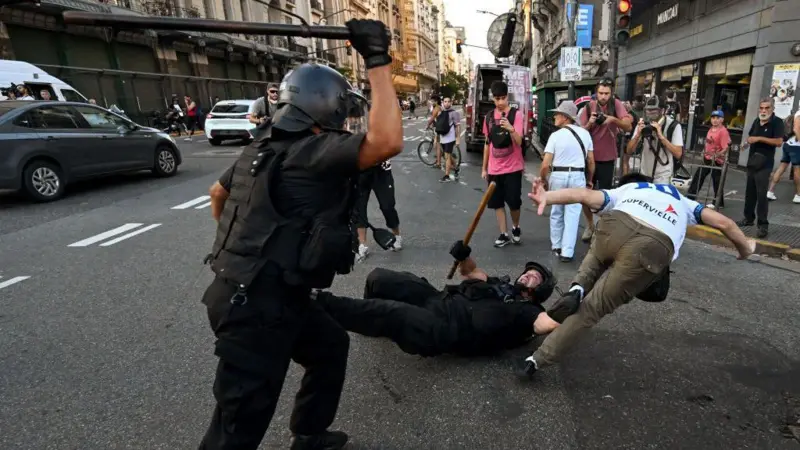 Protesta de jubilados en Argentina: Imágenes de los choques que dejaron 20 heridos y 120 detenidos