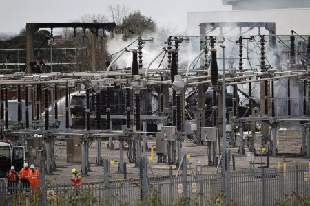 Policía antiterrorista investiga incendio que cerró Heathrow, en Londres