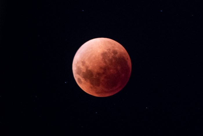 Eclipse lunar total: ¿A qué hora exacta se podrá ver y por qué se le dice Luna de Sangre?