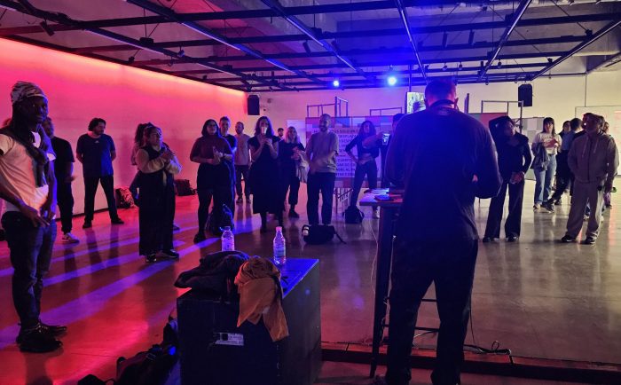 Intervención de música electrónica invitó a reflexionar sobre crisis humanitarias internacionales