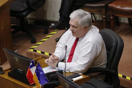 Senador Kusanovic (pro RN) con un pie en la extrema derecha: “Chile Vamos perdió el sentido"