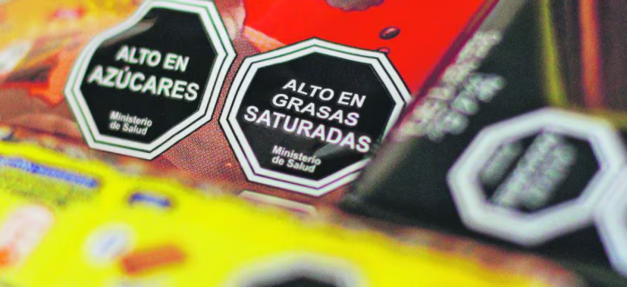Cómo los sellos de advertencia en alimentos ayudan a prevenir la obesidad infantil en Chile