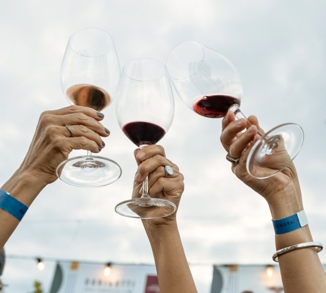 Más allá del brindis: lo que revela la 4ª Encuesta MUV Chile 2025 sobre las mujeres del vino