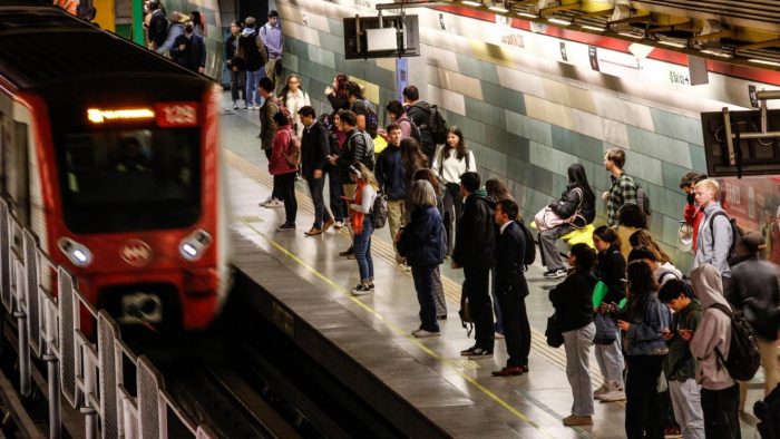 Metro de Santiago anuncia horario especial por feriado del jueves 1 de mayo