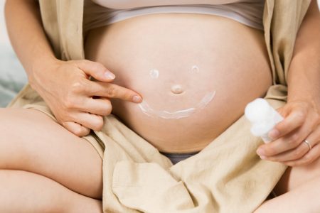 Skincare durante el embarazo: qué ingredientes evitar y cuáles usar para cuidar tu piel y a tu bebé