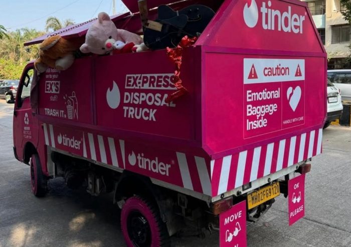 El “Camión del Olvido”: Tinder instala en India un contenedor para botar los regalos de tu ex