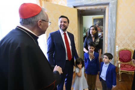 El vicepresidente de EEUU habla sobre migración en reunión con el número dos del Vaticano