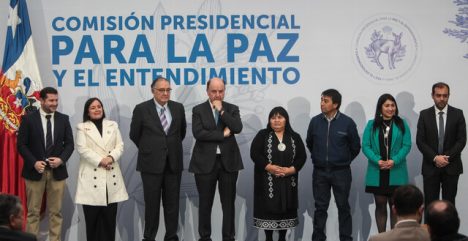 Restitución de tierras y concepto de "terrorismo" tensionan tramo final de Comisión para la Paz