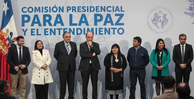Restitución de tierras y concepto de “terrorismo” tensionan tramo final de Comisión para la Paz