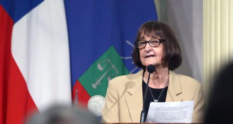 Solo en charlas y desde el podio de rectora: la ausencia de Rosa Devés ante la prensa