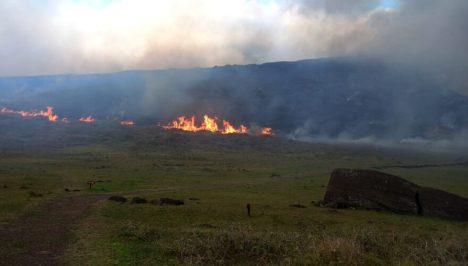 Senapred declara alerta roja en Isla de Pascua por incendio que afecta Parque Nacional Rapa Nui