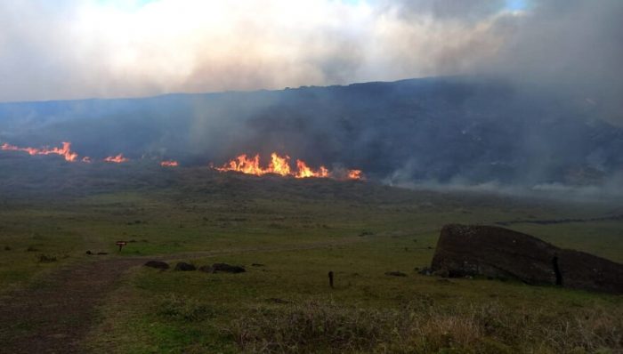 Senapred declara alerta roja en Isla de Pascua por incendio que afecta Parque Nacional Rapa Nui
