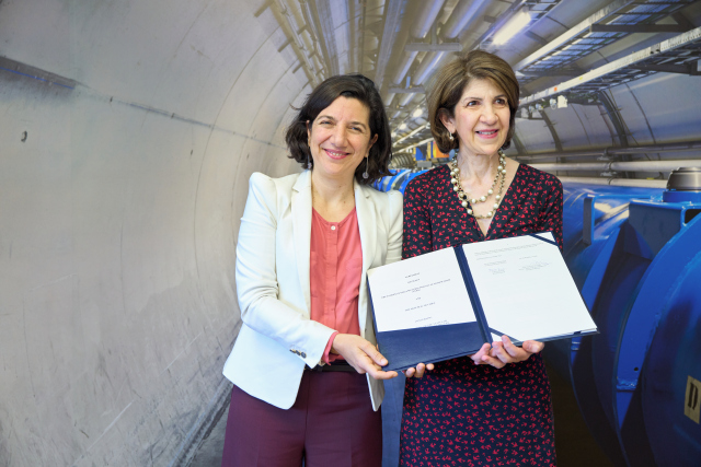 Ministra Etcheverry firma en Ginebra acuerdo de admisión de Chile como Estado Miembro Asociado CERN