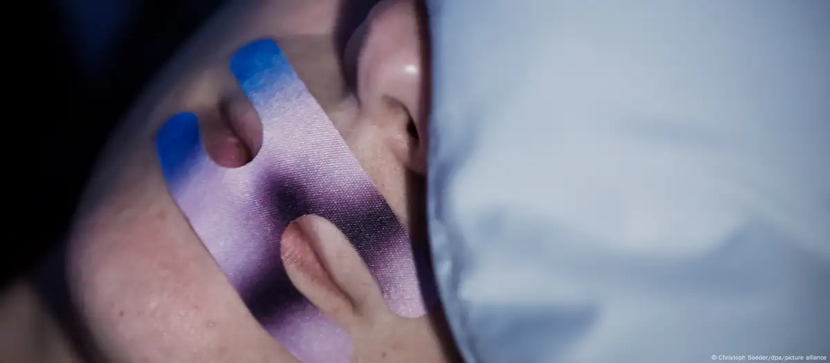 Moda de dormir con cinta en la boca preocupa a médicos