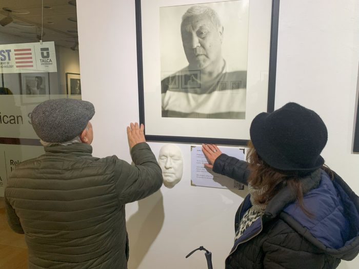 Fotografías, braille y máscaras 3D: la exposición chilena inclusiva que muestra el autorretrato