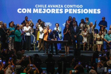 Foro Económico Mundial destaca las "lecciones" al mundo del acuerdo por pensiones chileno