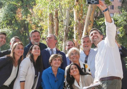 La nueva Evelyn: Matthei baja el tono, usa voceros, se aleja de Kast-Kaiser y busca votos del centro