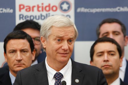 Kast anuncia medidas para enfrentar licencias irregulares y renuncia a dieta vitalicia presidencial