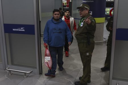 Aterriza avión con 44 chilenos deportados por EEUU: tres quedaron detenidos por delitos en Chile