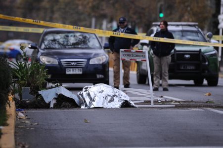 Dos fallecidos tras choque y atropello en estación de servicio en Providencia