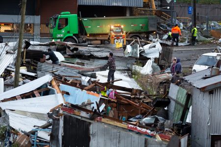 Senapred reporta 109 viviendas dañadas y 8 lesionados por tornado en Puerto Varas