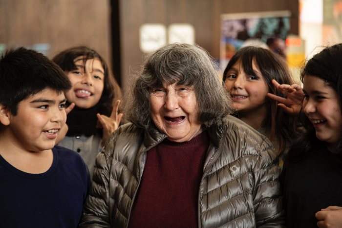 Alicia Vega recibió un emotivo reconocimiento por su aporte a la educación artística de niños