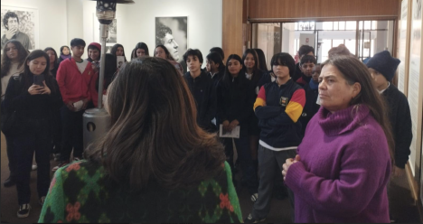 Hija de Víctor Jara visita exposición fotográfica en Curicó