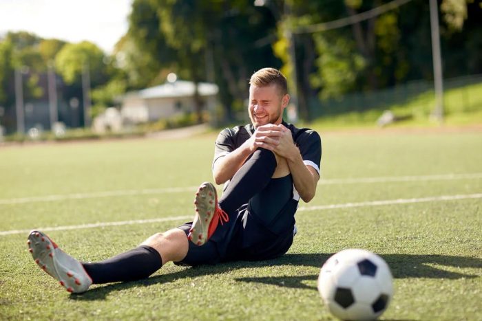 Día Mundial del Fútbol: cómo prevenir y tratar las lesiones más comunes según médicos deportivos