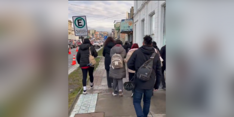 Magallánicos comienzan evacuación de borde costero tras alerta de tsunami en la región