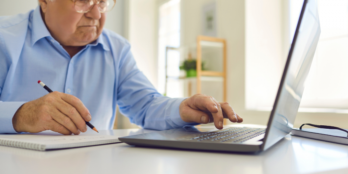 Adultos mayores frente a la digitalización: 66% se siente presionado a adaptarse