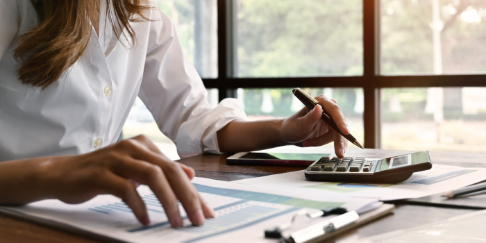 Mujeres y Dinero 2025: radiografía revela brechas y desafíos en educación financiera femenina