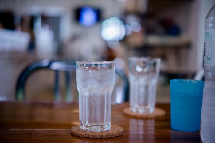 El valor de un vaso de agua en las mesas chilenas