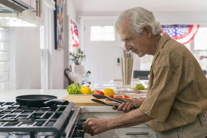 Especialista entrega alternativas saludables para mejorar la alimentación en personas mayores