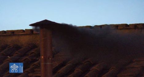Humo negro en el Vaticano: cardenales no logran acordar al nuevo papa en su primera votación