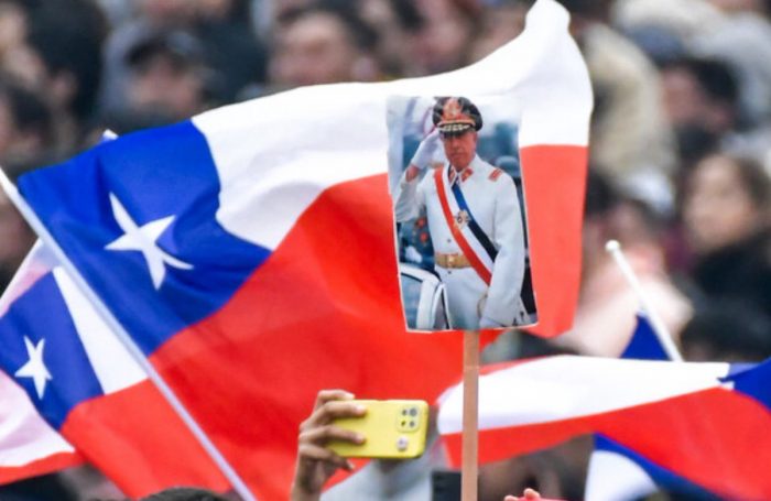 Denuncian venta de figuras de Pinochet en la Escuela Militar