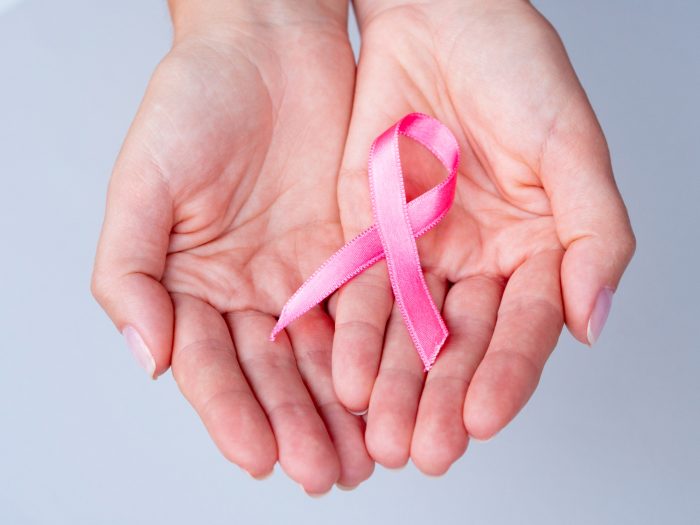 Más de mil mujeres con cáncer de mama quedan sin tratamiento tras exclusión de terapias