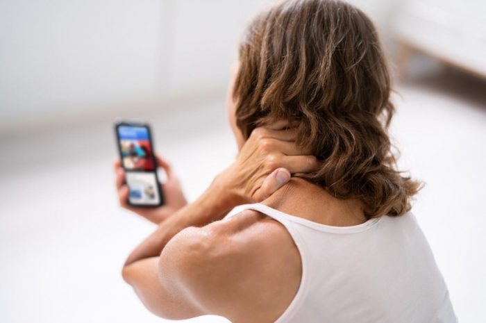 Aumentan en Chile los casos de dolor cervical y túnel carpiano por uso excesivo de celulares
