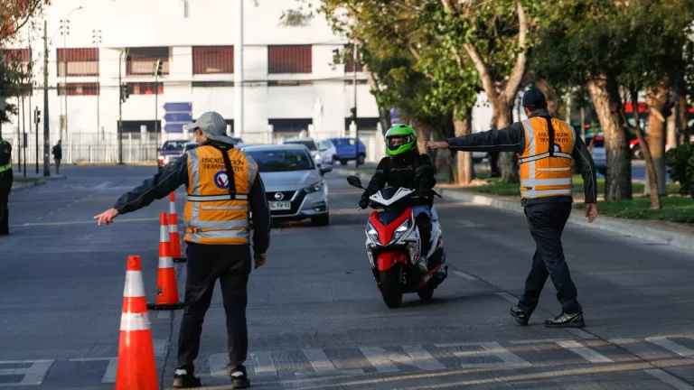 Restricción vehicular: autos que no pueden circular este lunes 19 de mayo en Santiago