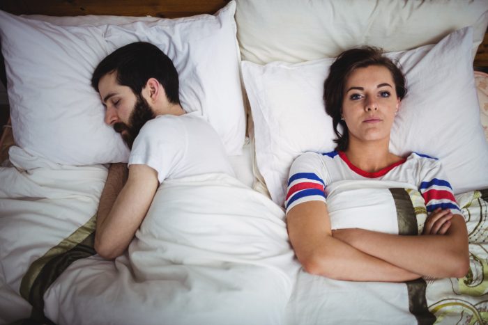 “Sleep divorce”: parejas duermen separados para mejorar el descanso, la relación y la salud