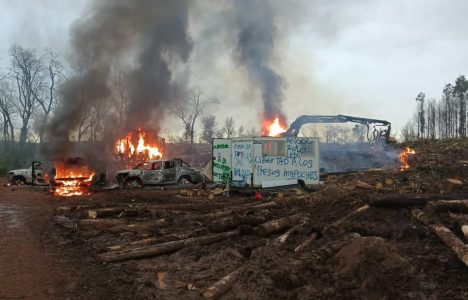 Ataque incendiario en predio de CMCP en Mulchén deja al menos 7 vehículos y 2 containers destruidos