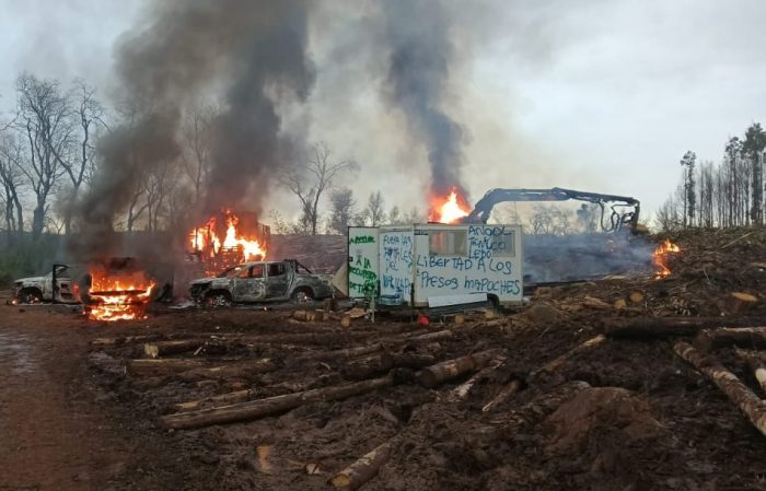 Ataque incendiario en predio de CMCP en Mulchén deja al menos 7 vehículos y 2 containers destruidos