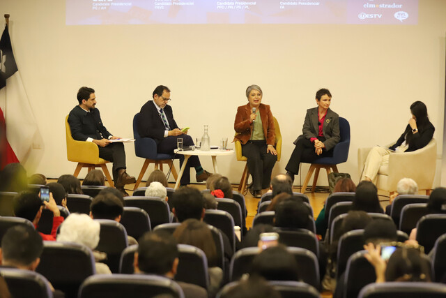 Ultraderecha, estallido y el “Guatón Mutema”: candidatos oficialistas abordaron crisis de confianza