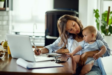 Postnatal en Chile: cómo afrontar el regreso al trabajo y cuidar la salud mental materna