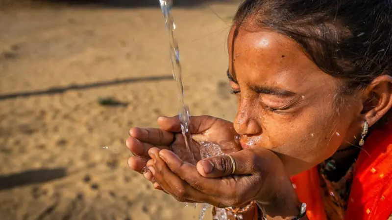 ¿Cuánta agua es demasiada agua? Los riesgos de la deshidratación y la sobrehidratación