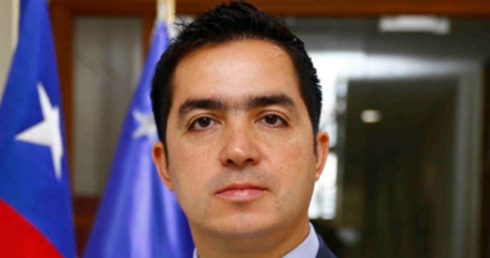 Renuncia jefe nacional de Cibercrimen de la PDI por video en donde nalguea a una mujer